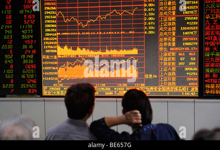 Gli investitori guardano indice azionario schermo in corrispondenza di un magazzino società di titoli a Pechino in Cina. 21-set-2009 Foto Stock