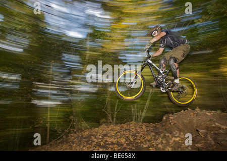 Mountainbiker saltando su una pista downhill a Hopfgarten nella valle Brixental Tirolo, Austria, Europa Foto Stock