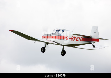 Uno "Jodel" D112 G-BVEH in volo dopo il decollo da Breighton Airfield Foto Stock