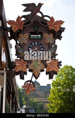 Orologio a cucù appeso al di fuori di un negozio di orologi, di fronte Rheinfels Castello, St. Goar, Renania-Palatinato, Germania, Europa Foto Stock