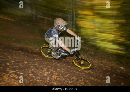 Mountainbiker sul tracciato della pista di discesa a Hopfgarten nella valle Brixental Tirolo, Austria, Europa Foto Stock