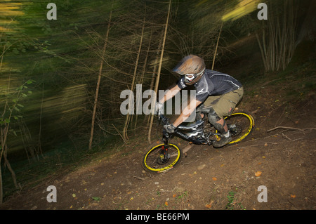 Mountainbiker sul tracciato della pista di discesa a Hopfgarten nella valle Brixental Tirolo, Austria, Europa Foto Stock