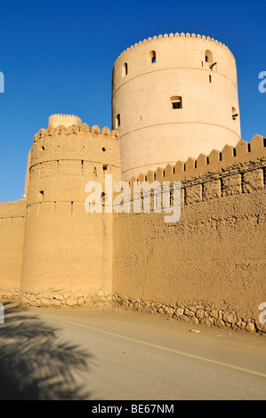 Adobe storica fortificazione Rustaq Fort o castello, Hajar al Gharbi montagne, Batinah regione, il sultanato di Oman, Arabia, Middl Foto Stock