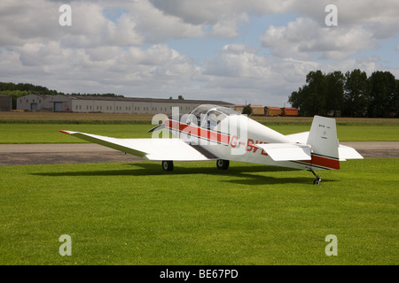 Uno "Jodel" D112 G-BVEH parcheggiato a Breighton Airfield Foto Stock