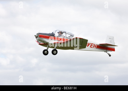 Uno "Jodel" D112 G-BVEH in volo dopo il decollo da Breighton Airfield Foto Stock