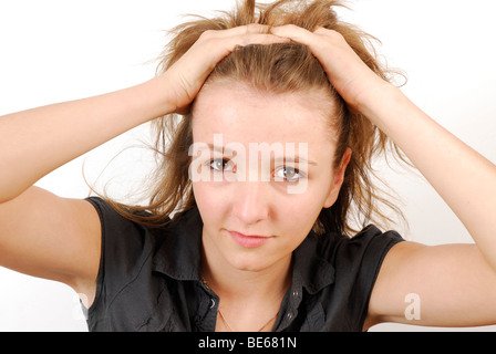 Giovane donna che mantiene i suoi capelli Foto Stock