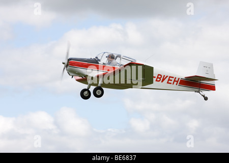 Uno "Jodel" D112 G-BVEH in volo dopo il decollo da Breighton Airfield Foto Stock