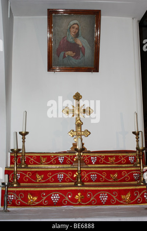 Croce in chiesa davanti a Maria Foto Stock