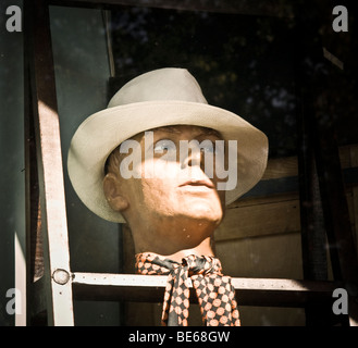 Un manichino in testa in una vetrina che indossa un cappello e sciarpa neckerchief Foto Stock