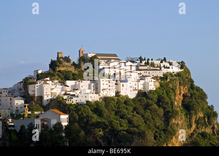 Case bianche e il castello di Casares in morbida luce della sera, Andalusia, Spagna, Europa Foto Stock