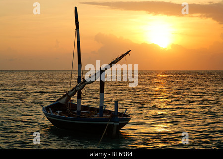 Dhoni al tramonto, mare, Vadoo, isola, South Male Atoll, Maldive, arcipelago, Oceano Indiano, Asia Foto Stock