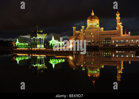 Royal moschea del sultano Omar Ali Saifuddin riflessa in una laguna nella città capitale Bandar Seri Begawan, Brunei, Asia Foto Stock