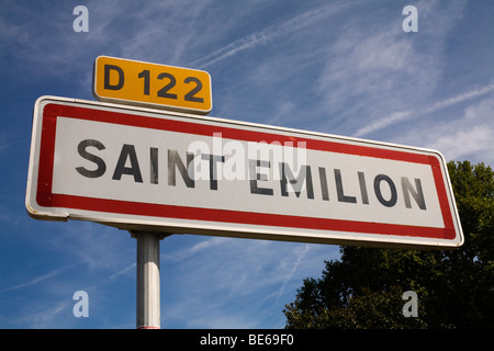 Città segno per il villaggio che produce vino, Saint Emilion sulla D122 in direzione di Bordeaux in Francia Foto Stock