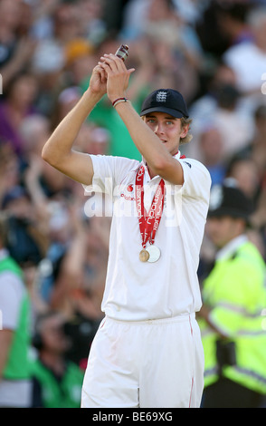 STUART ampia trattiene le ceneri Inghilterra & NOTTINGHAMSHIRE CCC Brit Oval Londra Inghilterra 23 Agosto 2009 Foto Stock