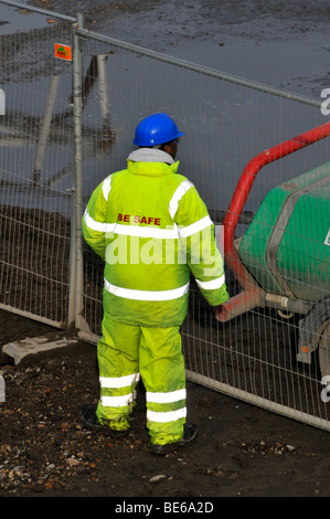 Sito in costruzione lavoratore indossare elmetto e vestiti di alta visibilità Salute e abbigliamento di sicurezza Foto Stock