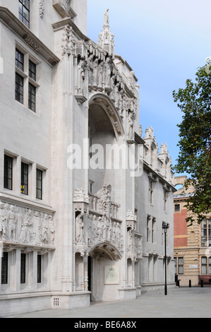 Facciata e ingresso ad arco ornato di fronte alla Corte Suprema Nel Middlesex Guildhall un edificio in pietra di portland a Westminster Londra Inghilterra Regno Unito Foto Stock