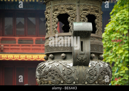 Un bronzo incensiere presso il Tempio Lama Yonghe Gong Beijing CN Foto Stock