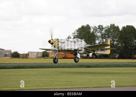 North American P-51D Mustang 'Janie' LH-F 414419 G-MSTG in volo il decollo da Breighton Airfield Foto Stock