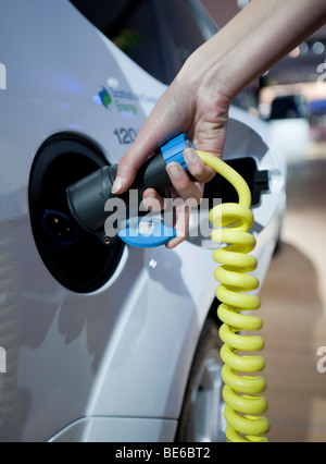 La ricarica Ford Focus BEV auto elettrica utilizzando una spina nel caricabatterie al Salone di Francoforte 2009 Foto Stock