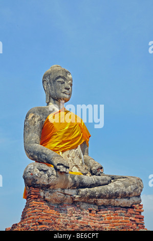 Weathered statua del Buddha a toccare la terra Bhumisparsa mudra, Wat Worachetha Ram, Ayutthaya, Thailandia, Asia Foto Stock