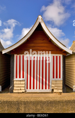 Una delle vecchie cabine sulla spiaggia, sul lungomare Mablethorpe, Lincolnshire Foto Stock