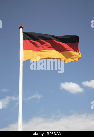La bandiera tedesca contro un cielo blu. Foto Stock
