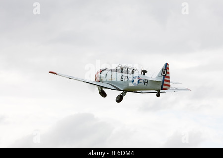 North American A-6D Harvard III 42-84555 EP-H G-ELMH in volo dopo il decollo da Breighton Airfield Foto Stock