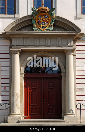 Portale di ingresso con stemma del vecchio castello, ora la corte distrettuale, Lueneburg, Bassa Sassonia, Germania, Europa Foto Stock