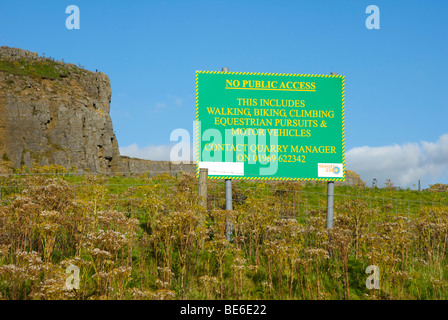 Segno avviso di persone a stare lontano dalla cava, Wensleydale, vicino Hawes, Yorkshire Dales National Park, England Regno Unito Foto Stock