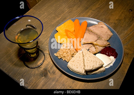 Tipico pasto al Viking festa presso Chieftan's house al Lofotr Viking Museum di Borg, Norvegia. Foto Stock