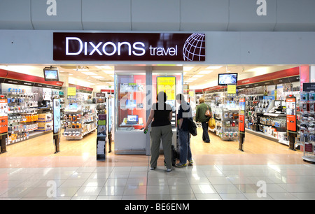 I negozi e i passeggeri in un aeroporto gate, area di attesa, BAA Heathrow International Airport Terminal 4 di Londra, Inghilterra, Regno Foto Stock