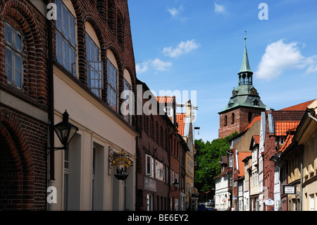 Street con vecchie case a capanna, nel retro della chiesa di San Michele, Lueneburg, Bassa Sassonia, Germania, Europa Foto Stock