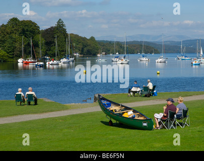 Per coloro che godono di una posizione soleggiata giornata al piede cadde Park, Lago di Windermere, Parco Nazionale del Distretto dei Laghi, Cumbria, England Regno Unito Foto Stock