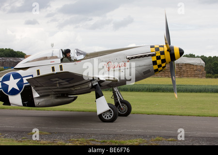 North American P-51D Mustang 'Janie' LH-F 414419 G-MSTG tassare dopo lo sbarco a Breighton Airfield Foto Stock