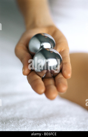 Mano azienda fino coppia di yin yang sfere Foto Stock