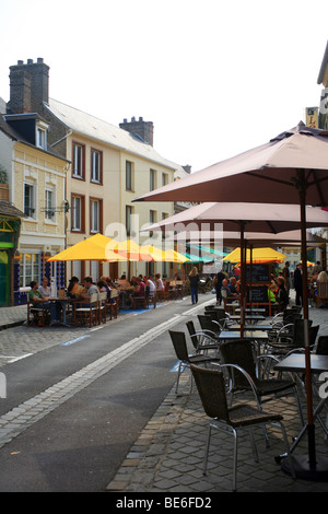 Ristorante e bar sulla Rue de La Ferte, St Valery sur Somme, Somme, Francia, Europa Foto Stock