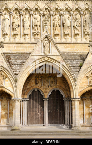 Portale con le statue dei santi presso la Cattedrale di Santa Maria a Salisbury, Wiltshire, Inghilterra, Regno Unito, Europa Foto Stock