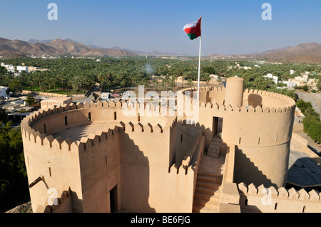 Adobe storica fortificazione Rustaq Fort o castello, Hajar al Gharbi montagne, Batinah regione, il sultanato di Oman, Arabia, Middl Foto Stock