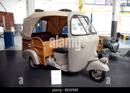 Tre ruote carrello taxi chiamato un ape, nel Museo Piaggio Giovanni Alberto Agnelli, vicino a Pisa, Italia Foto Stock