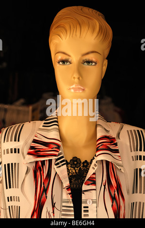 Finestra femmina manichino indossa una camicetta Foto Stock
