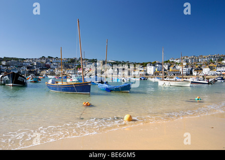 Barche da pesca ormeggiate in acqua chiara di un porto di sabbia. Foto Stock