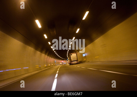 I veicoli nel tunnel Foto Stock