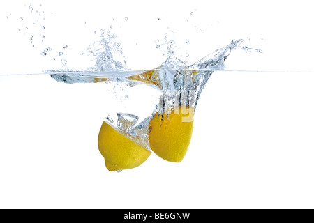 Limoni in acqua Foto Stock