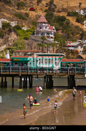 AVALON, CA, Stati Uniti d'America - la gente sulla spiaggia vicino a piacere dal molo di Avalon Bay Harbor, Isola di Santa Catalina Foto Stock