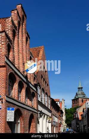 Vecchie case a capanna, St chiesa Michaeliskirche, nel retro, gotica in mattoni, 1412, Lueneburg, Bassa Sassonia, Germania, Europa Foto Stock