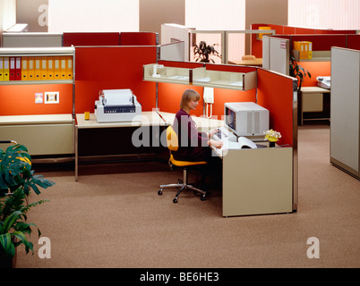 Anni ottanta open space office con la donna al computer Francia Europa Foto Stock