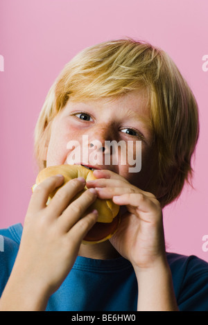 Ragazzo di mangiare panino Foto Stock