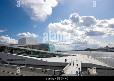 Vista laterale del Teatro dell'Opera di Oslo (in norvegese, Operahuset). Foto Stock