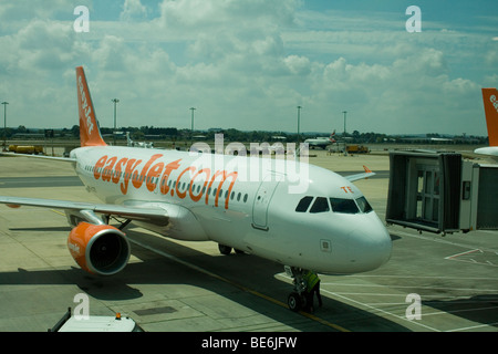 Easyjet Airbus A319 approcci porta docking a Gatwick Airport London REGNO UNITO Foto Stock