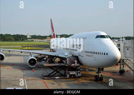 La fase di pre-flight preparazioni di un Qantas Boeing 747-400, l'Aeroporto Internazionale di Singapore Changi, Singapore, Asia Foto Stock